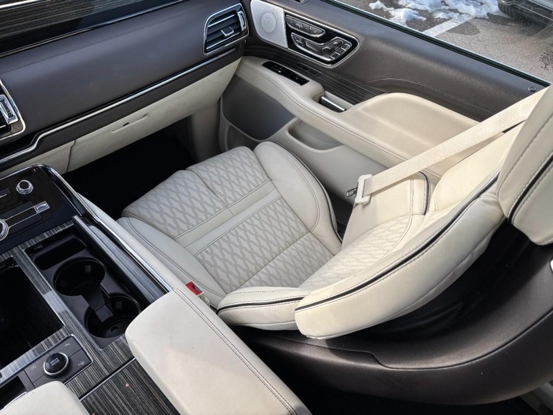 Lincoln Navigator Vehicle Full-screen Gallery Image 16