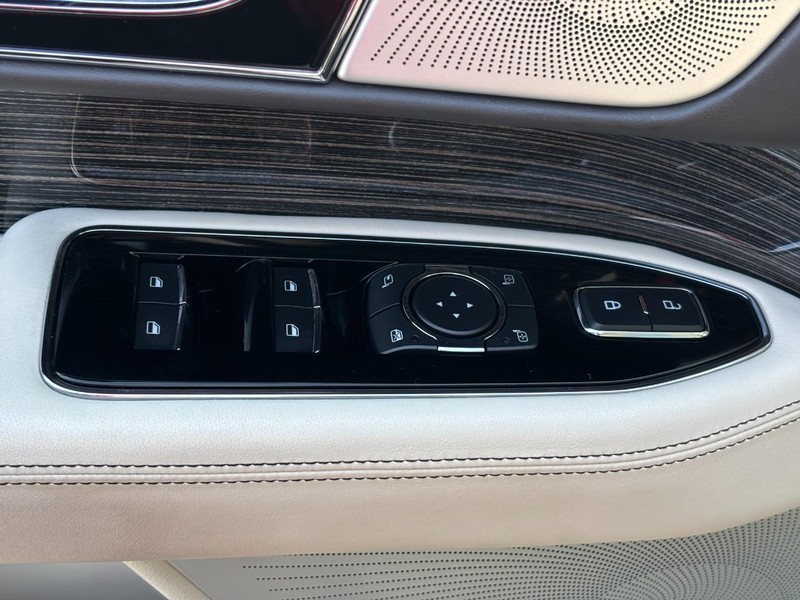 Lincoln Navigator Vehicle Full-screen Gallery Image 18