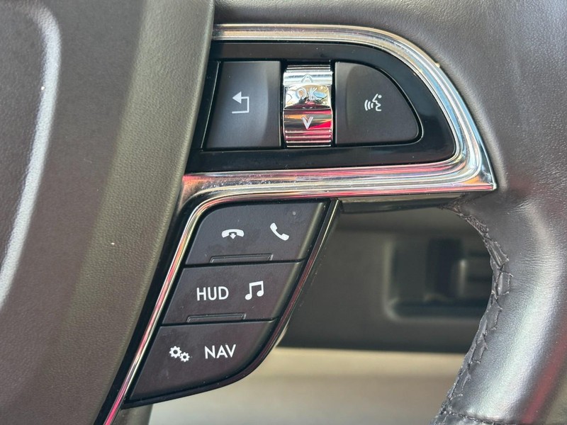 Lincoln Navigator Vehicle Full-screen Gallery Image 20