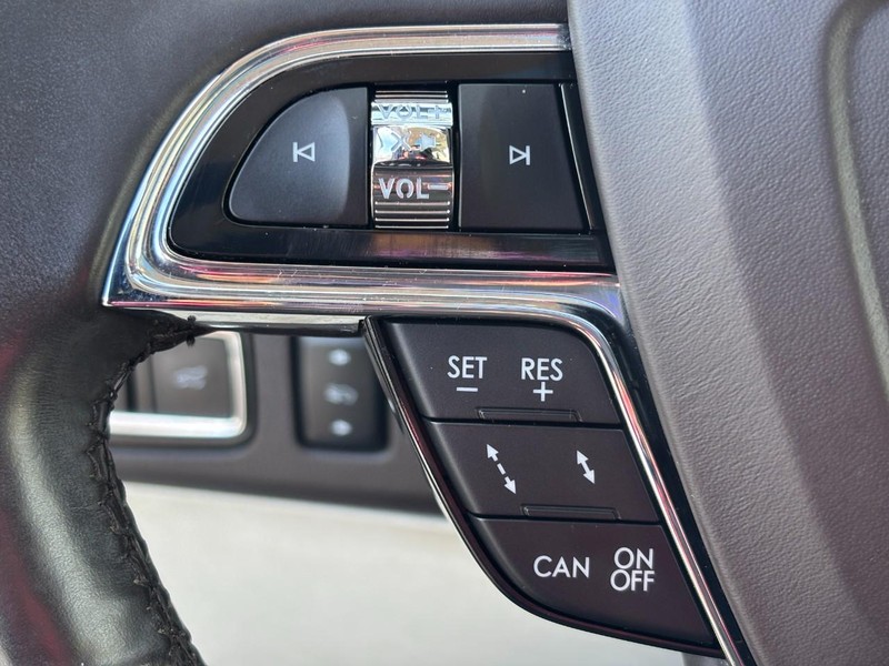 Lincoln Navigator Vehicle Full-screen Gallery Image 21