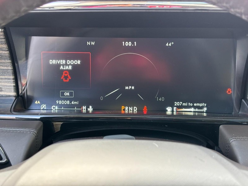 Lincoln Navigator Vehicle Full-screen Gallery Image 22