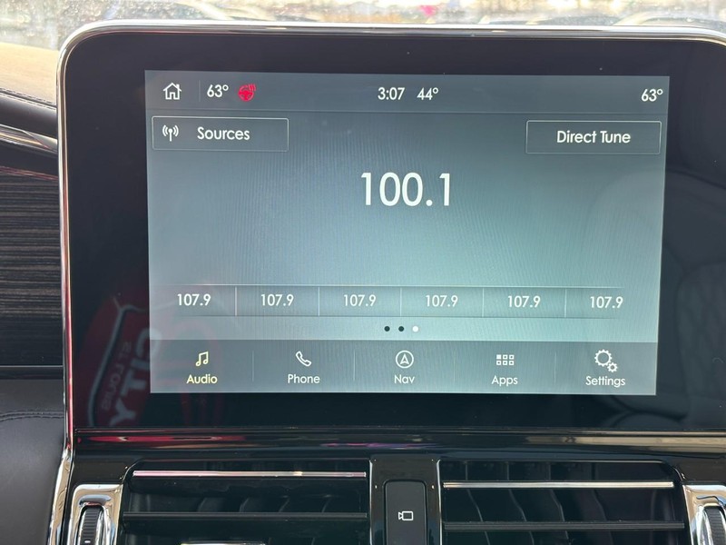 Lincoln Navigator Vehicle Full-screen Gallery Image 23