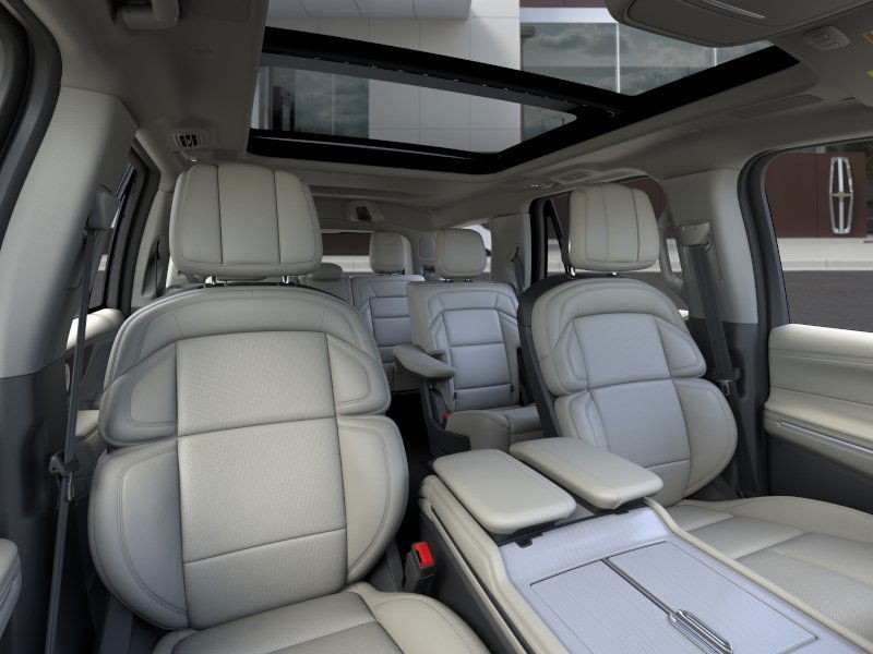 Lincoln Navigator Vehicle Full-screen Gallery Image 11