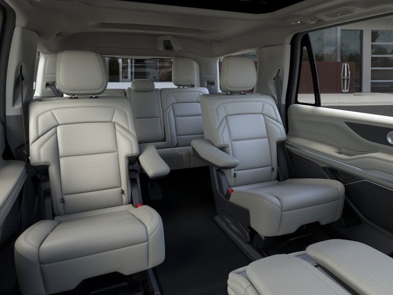 Lincoln Navigator Vehicle Full-screen Gallery Image 12