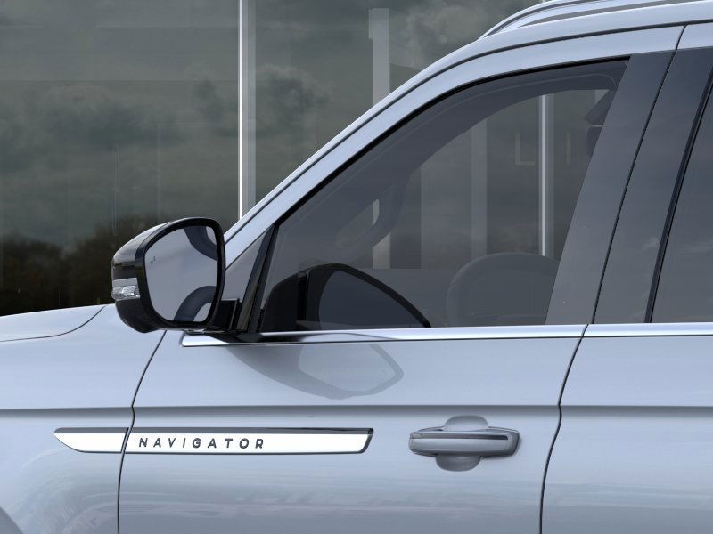 Lincoln Navigator Vehicle Full-screen Gallery Image 21