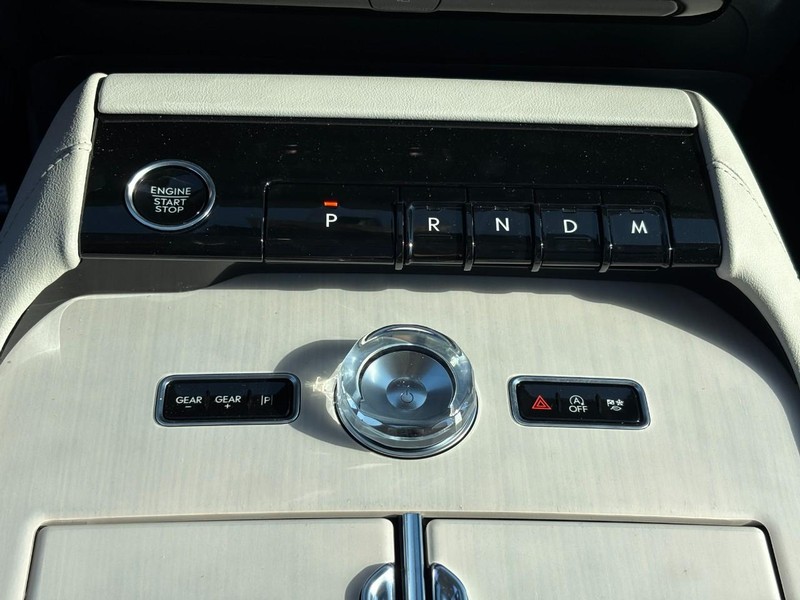 Lincoln Navigator Vehicle Full-screen Gallery Image 26
