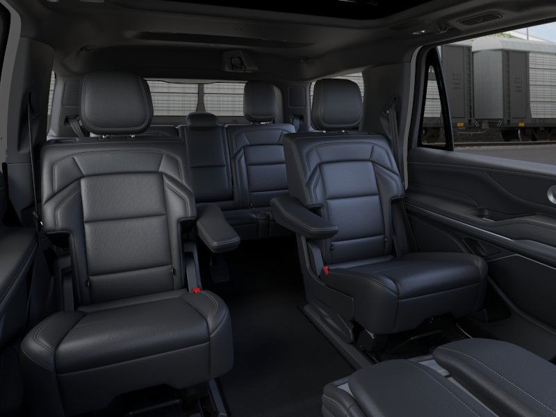Lincoln Navigator Vehicle Full-screen Gallery Image 12