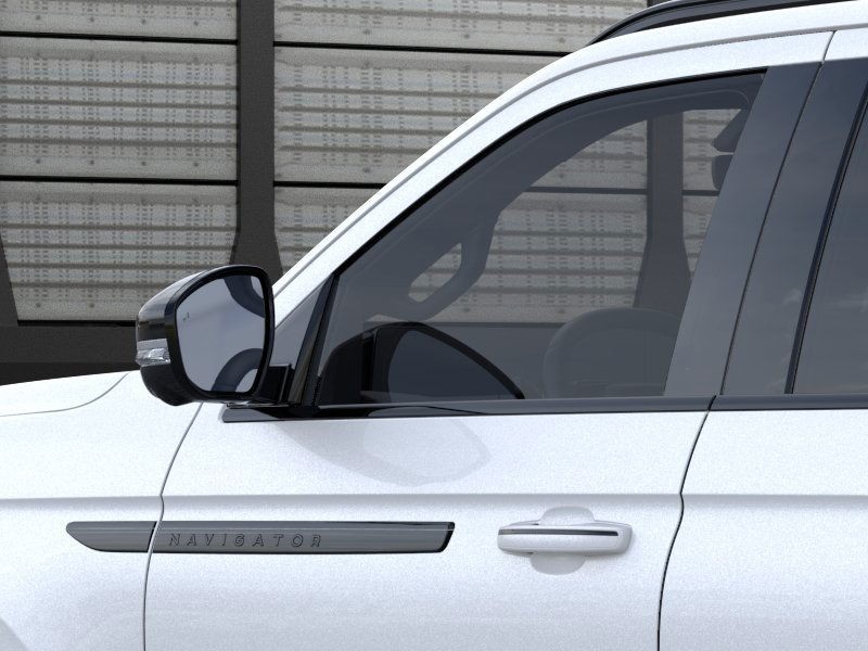 Lincoln Navigator Vehicle Full-screen Gallery Image 21