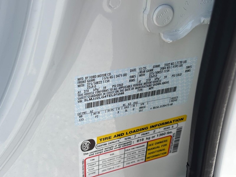 Lincoln Navigator Vehicle Full-screen Gallery Image 25