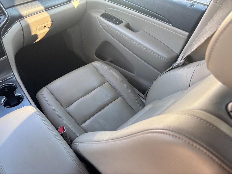 Jeep Grand Cherokee Vehicle Full-screen Gallery Image 15