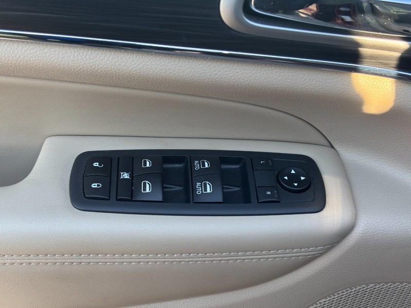 Jeep Grand Cherokee Vehicle Full-screen Gallery Image 17