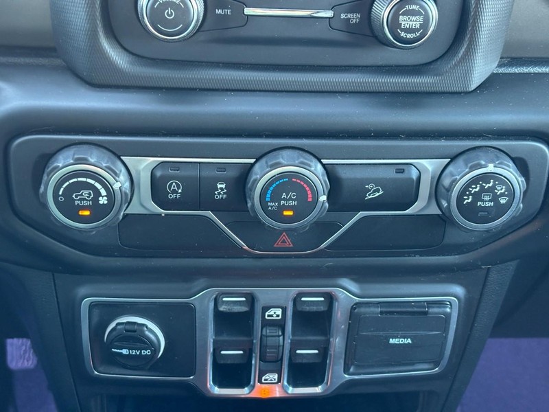 Jeep Wrangler Unlimited Vehicle Full-screen Gallery Image 24