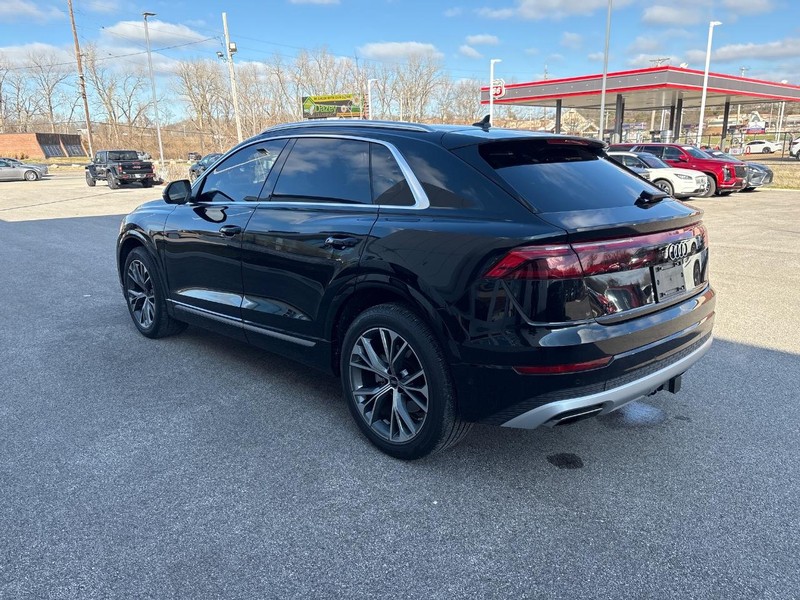 Audi Q8 Vehicle Full-screen Gallery Image 02