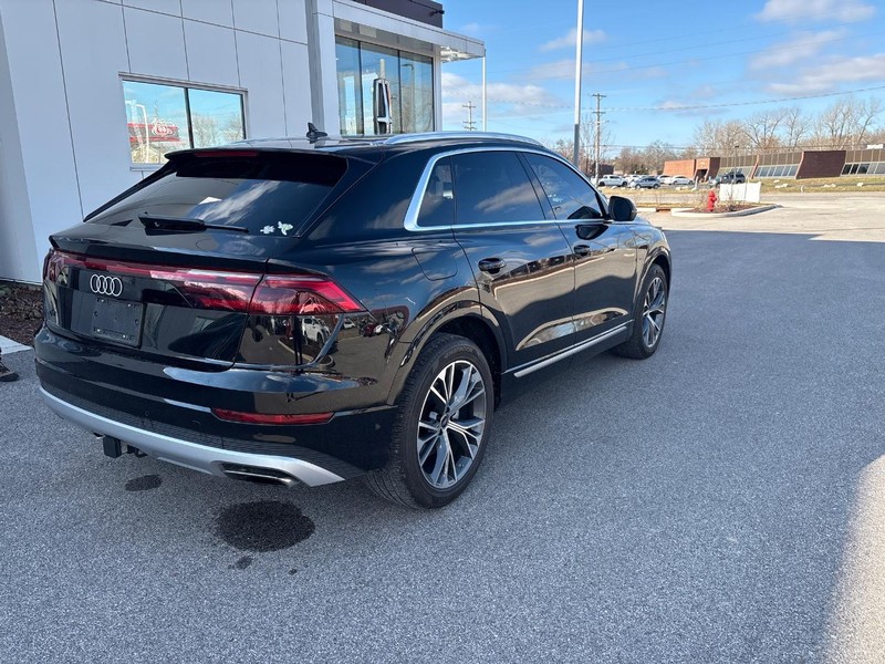 Audi Q8 Vehicle Full-screen Gallery Image 03