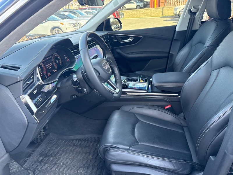 Audi Q8 Vehicle Full-screen Gallery Image 05