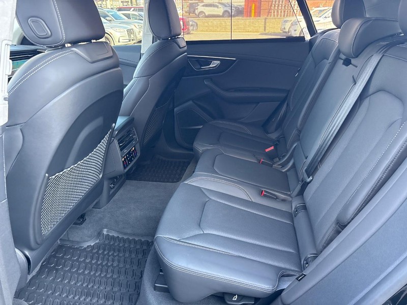 Audi Q8 Vehicle Full-screen Gallery Image 06