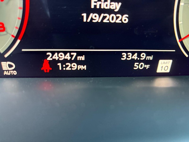 Audi Q8 Vehicle Full-screen Gallery Image 07