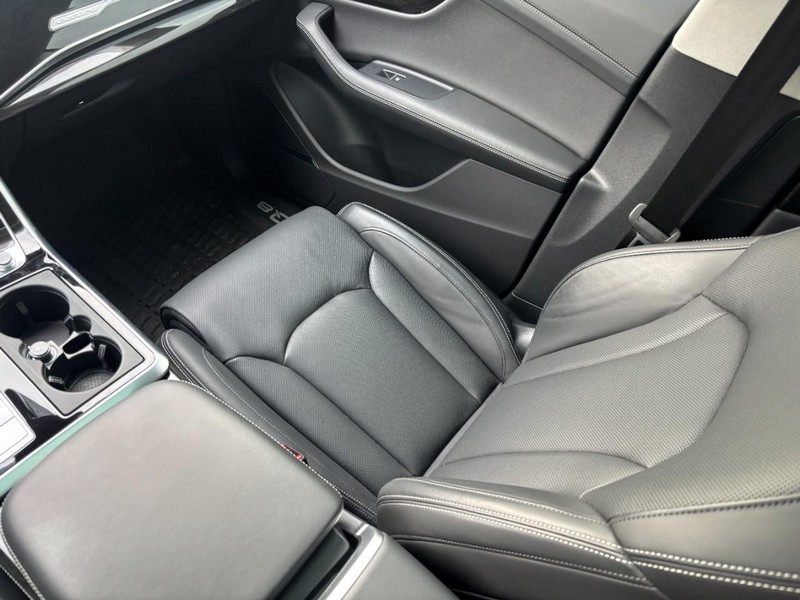 Audi Q8 Vehicle Full-screen Gallery Image 15