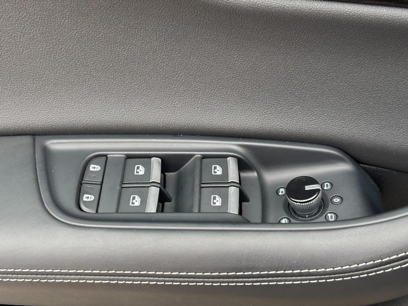 Audi Q8 Vehicle Full-screen Gallery Image 17