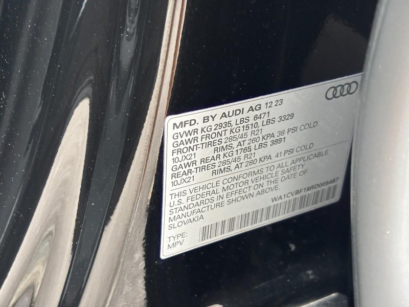 Audi Q8 Vehicle Full-screen Gallery Image 24