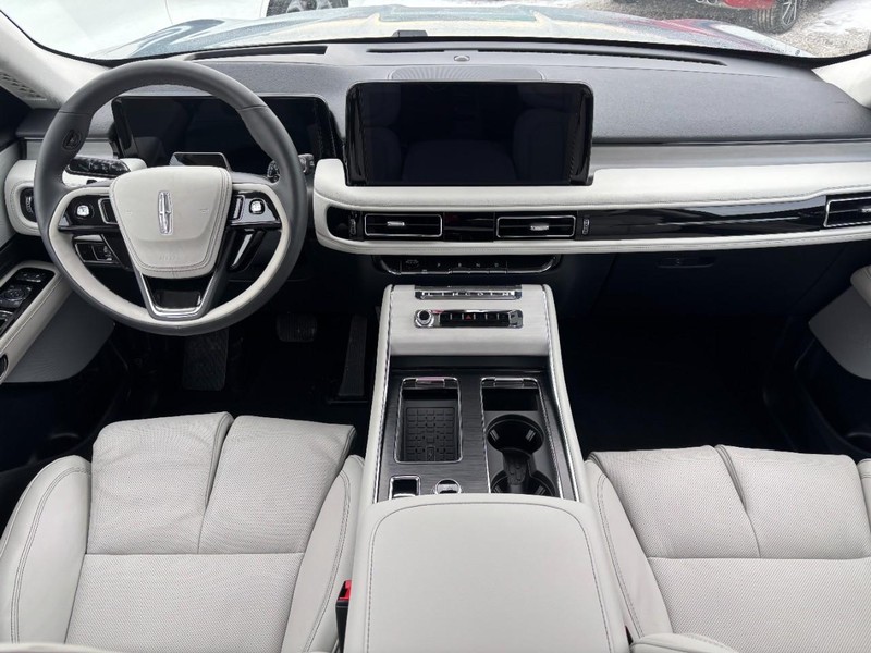 Lincoln Aviator Vehicle Full-screen Gallery Image 13