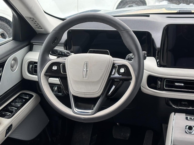 Lincoln Aviator Vehicle Full-screen Gallery Image 14