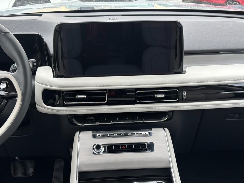 Lincoln Aviator Vehicle Full-screen Gallery Image 15