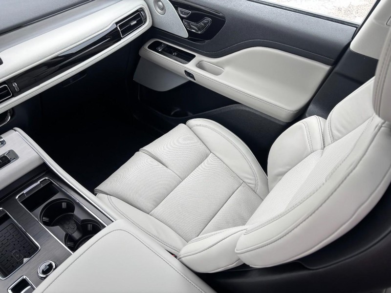 Lincoln Aviator Vehicle Full-screen Gallery Image 16