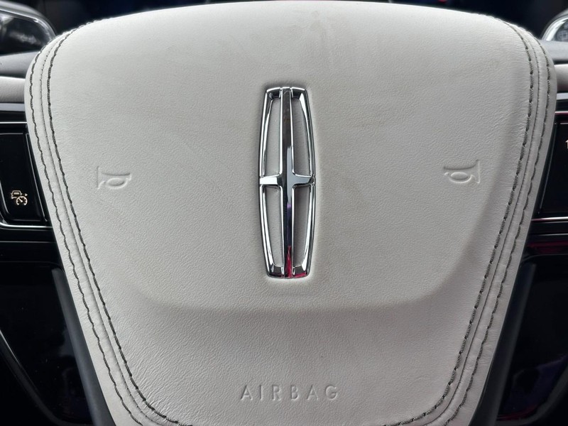 Lincoln Aviator Vehicle Full-screen Gallery Image 21