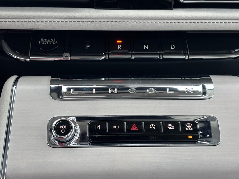 Lincoln Aviator Vehicle Full-screen Gallery Image 26