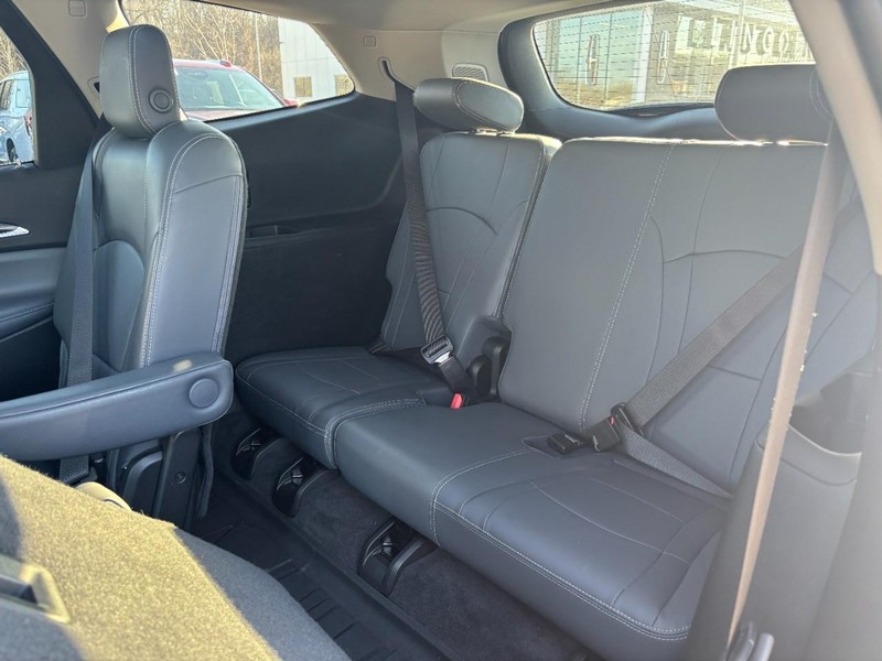 Buick Enclave Vehicle Full-screen Gallery Image 10