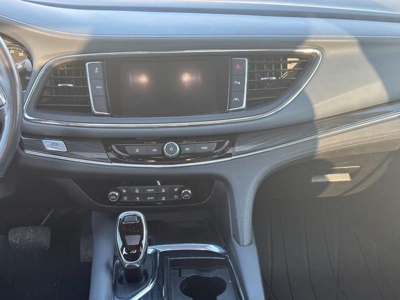 Buick Enclave Vehicle Full-screen Gallery Image 14