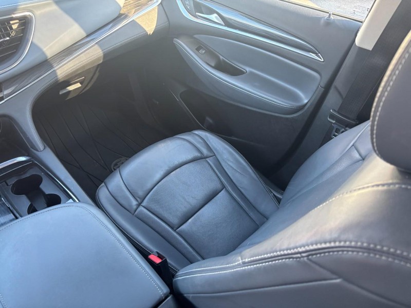 Buick Enclave Vehicle Full-screen Gallery Image 15