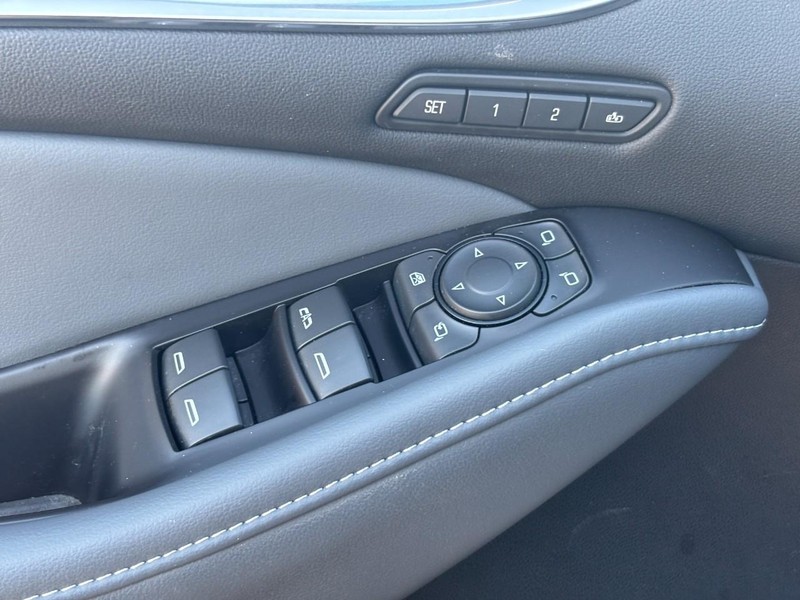 Buick Enclave Vehicle Full-screen Gallery Image 17