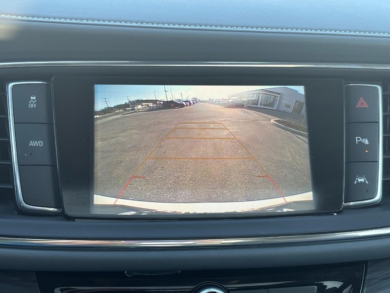 Buick Enclave Vehicle Full-screen Gallery Image 24