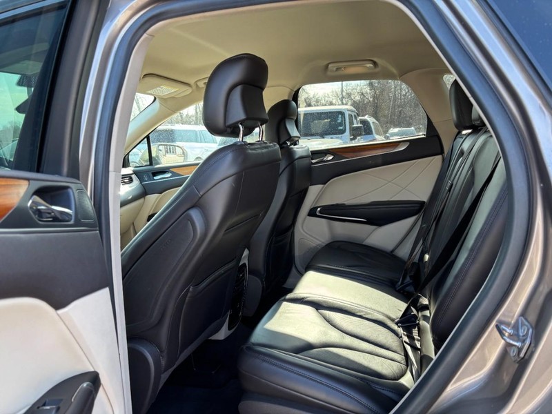 Lincoln MKC Vehicle Full-screen Gallery Image 11