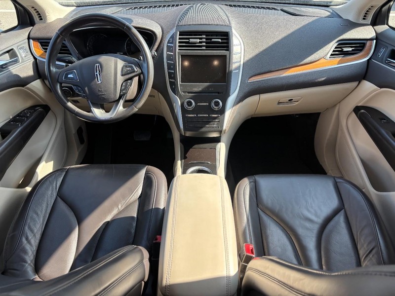 Lincoln MKC Vehicle Full-screen Gallery Image 12