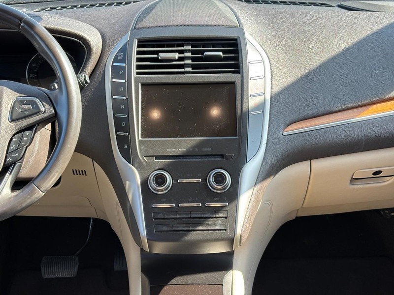 Lincoln MKC Vehicle Full-screen Gallery Image 14