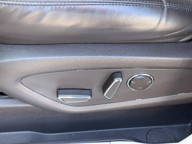 Lincoln MKC Vehicle Full-screen Gallery Image 16