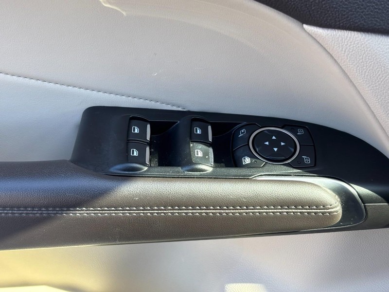 Lincoln MKC Vehicle Full-screen Gallery Image 17