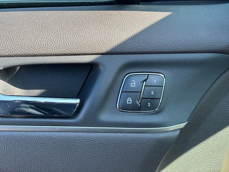 Lincoln MKC Vehicle Full-screen Gallery Image 18