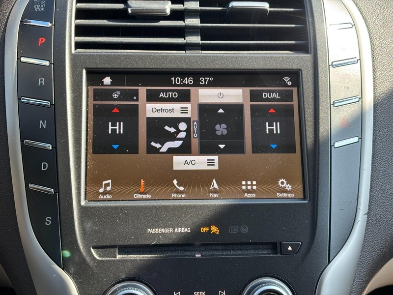 Lincoln MKC Vehicle Full-screen Gallery Image 22