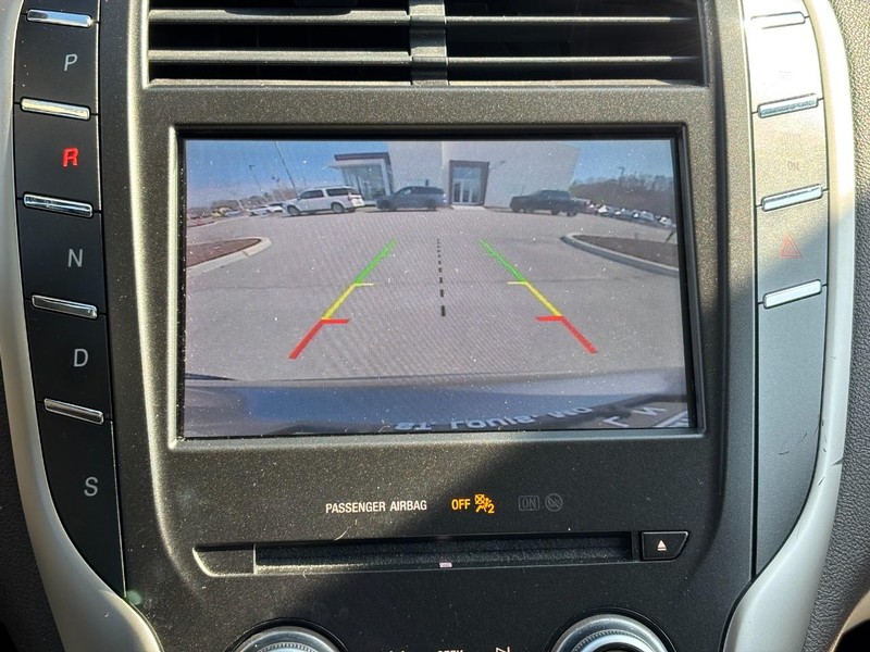 Lincoln MKC Vehicle Full-screen Gallery Image 24