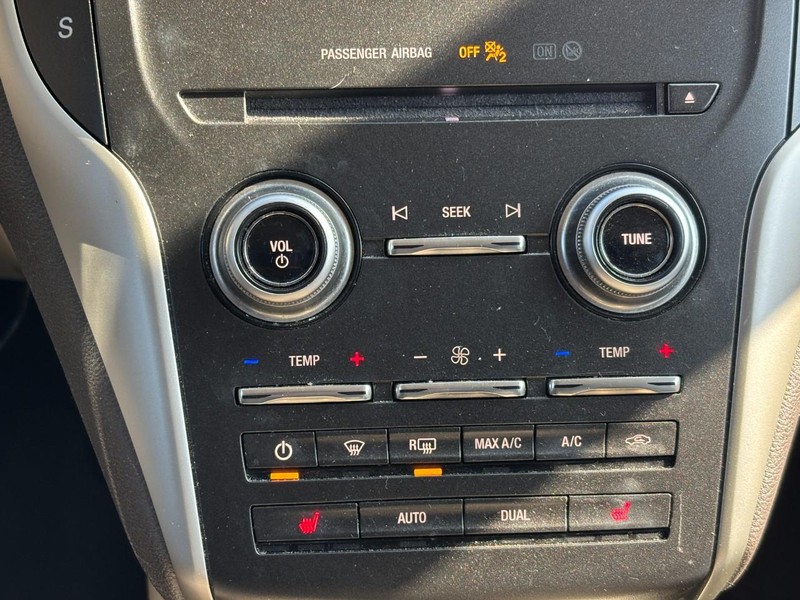 Lincoln MKC Vehicle Full-screen Gallery Image 25