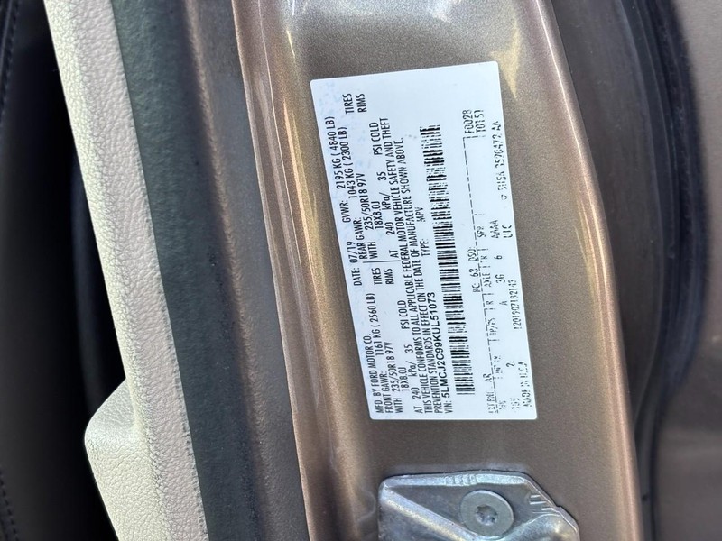 Lincoln MKC Vehicle Full-screen Gallery Image 26