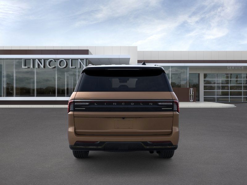 Lincoln Navigator L Vehicle Full-screen Gallery Image 05