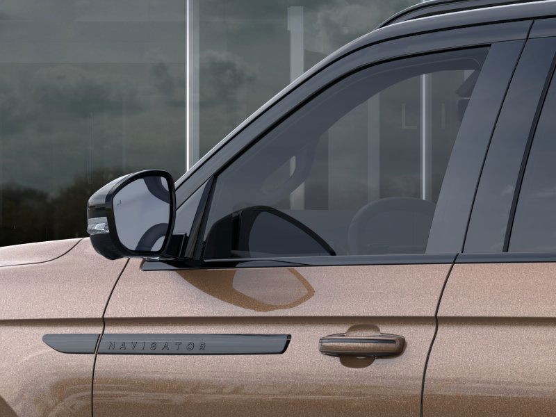 Lincoln Navigator L Vehicle Full-screen Gallery Image 21