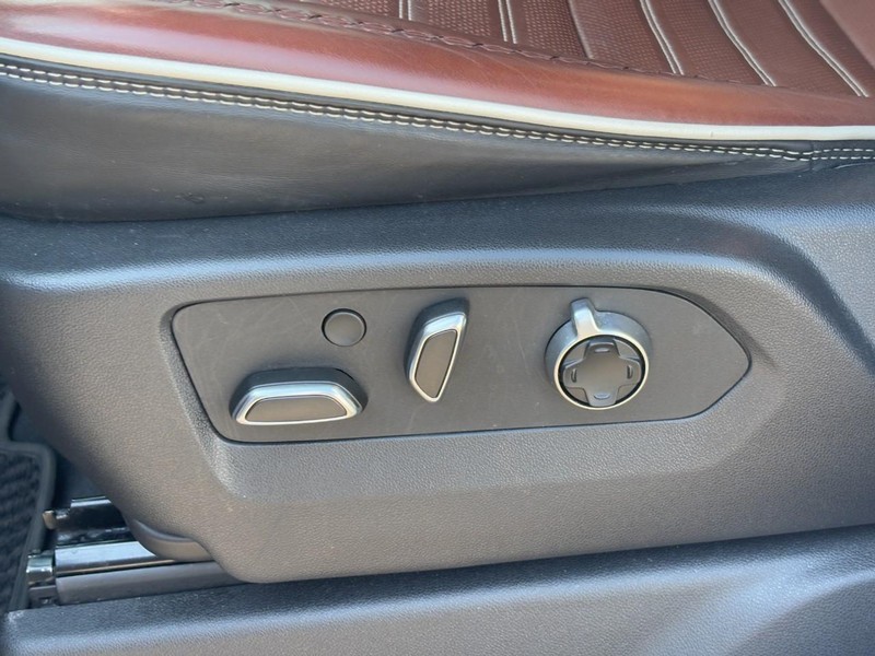 GMC Sierra 1500 Vehicle Full-screen Gallery Image 16