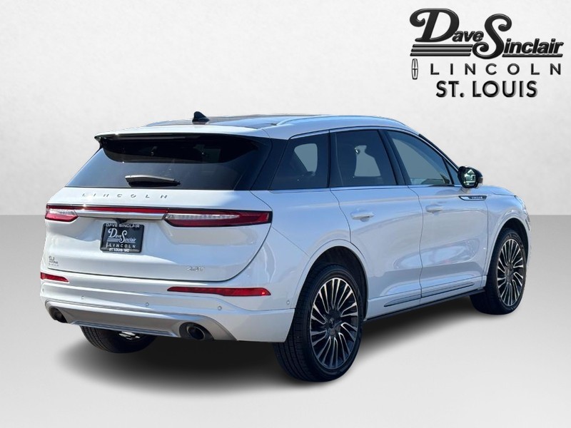 Lincoln Corsair Vehicle Full-screen Gallery Image 03