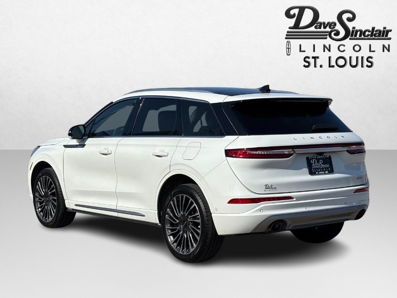 Lincoln Corsair Vehicle Full-screen Gallery Image 05